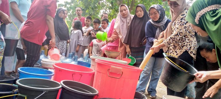 Sumur Warga Ciampea Hilir Kering, Pemdes Tegalwaru Pasok Air Bersih