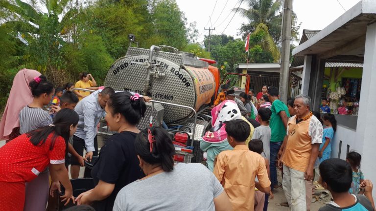 Warga Antre Air Bersih yang Didistribusikan BPBD dan Pemdes Leuwisadeng
