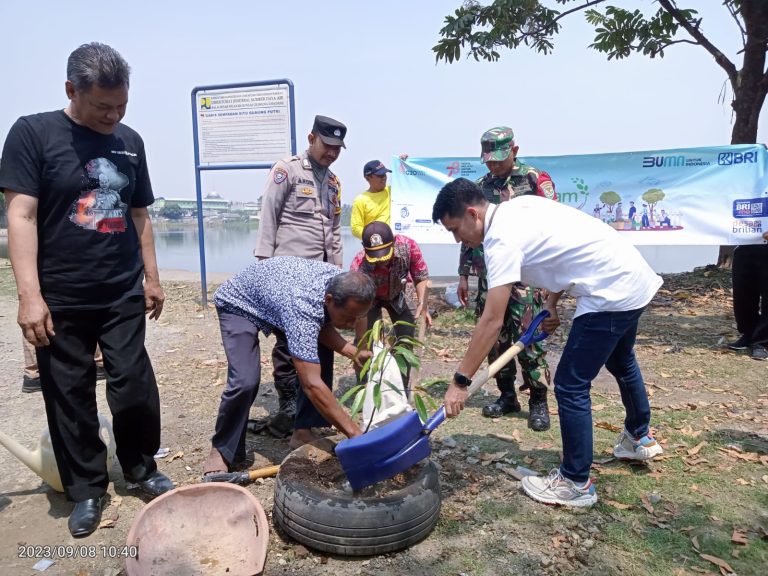 Bank BRI Cabang Cibubur Salurkan CSR Melalui Program BRI Menanam