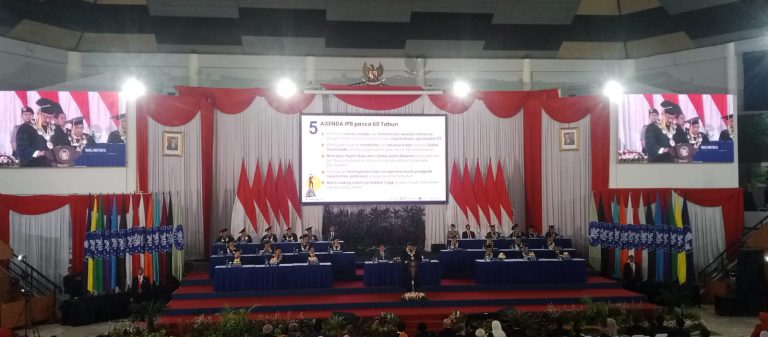 Jokowi Diperlihatkan Peragaan Sains dan Teknologi pada Sidang Terbuka Dies Natalis ke-60 IPB University