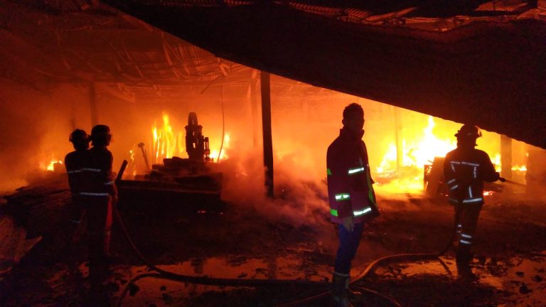 Butuh 5 Jam Padamkan Api, Tempat Kerajinan Kusen Terbakar Hebat