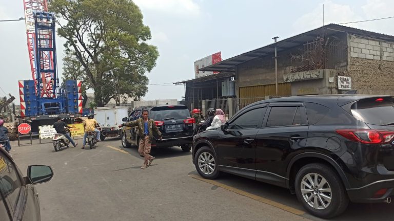 Kendaraan Roda Empat Dilarang Melintas, Warga Keluhkan Penutupan Jembatan Cikereteg