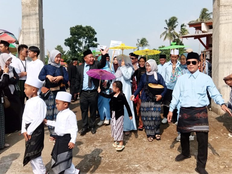 Meriahkan Mapag Mulud, Warga Lemah Duhur Tumpah ke Jalan