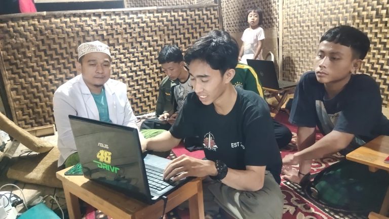 POP-MI Latih Santri Bale Rombeng Miliki Keahlian