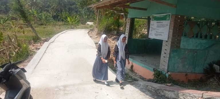 Duit dari Samisade Telah Dimanfaatkan Beton Jalan Menuju Tempat Pendidikan