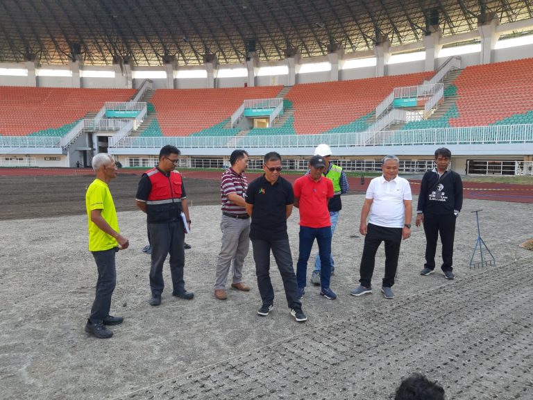 Kadispora Tinjau Kondisi Rumput Lapangan Pakansari Terkini