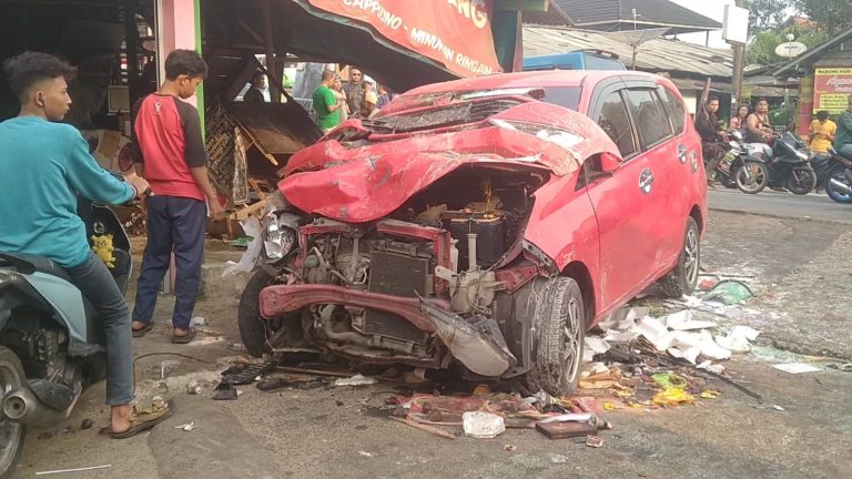 Mobil Sigra Tabrak Warung dan Gerobak Gorengan, 5 Orang Dilarikan ke RSUD Leuwiliang