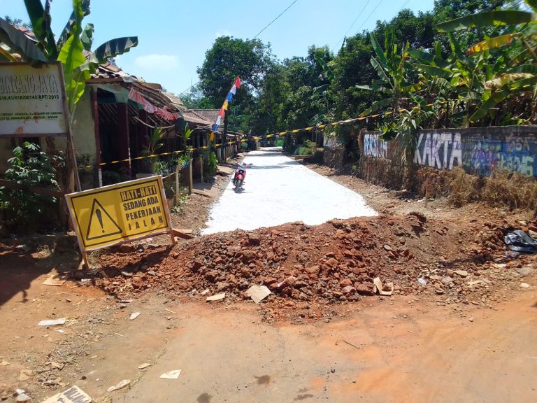 Ditanya Papan Nama, Pelaksana Pekerjaan Rekonstruksi Jalan Singajaya – Cibodas Sebut Nama Mantan Dewan
