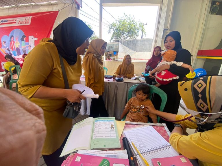 Alfamart Jangkar Mekarwangi Dipenuhi Emak-emak Bawa Anak