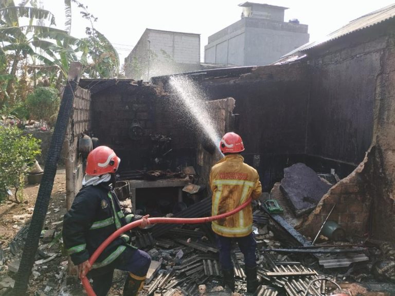 Korsleting Listrik, Dua Rumah di Blok Kemiri Ludes Terbakar