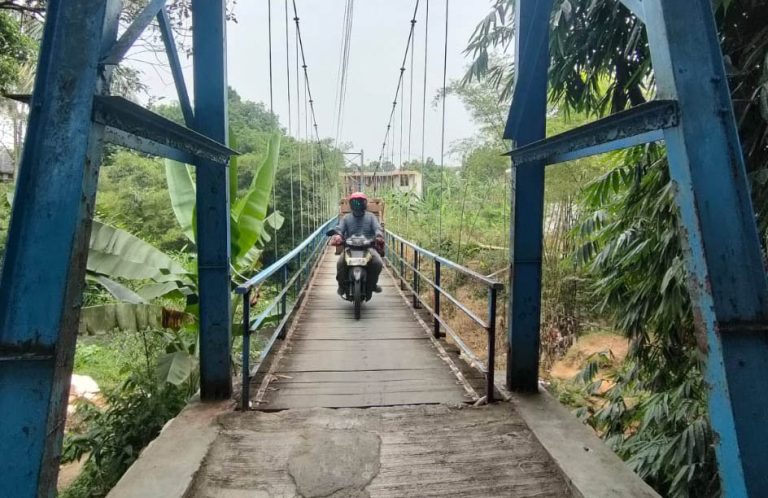 Meski Sudah Ada Jalan Baru, Para Pemotor Masih Saja Gunakan Jembatan Gantung yang Mulai Rusak