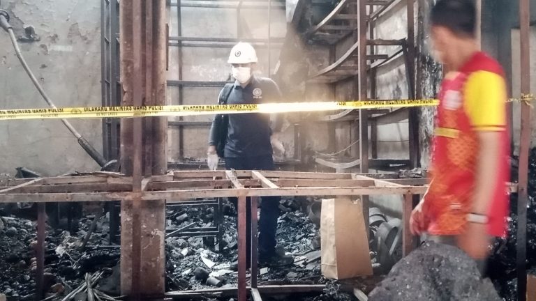 Cek Penyebab Kebakaran, Puslabfor Mabes Polri Olah TKP Kebakaran Pasar Leuwiliang