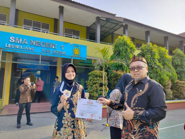 Smanel di Hari Batik Nasional Berikan Penghargaan Kepada Siswa