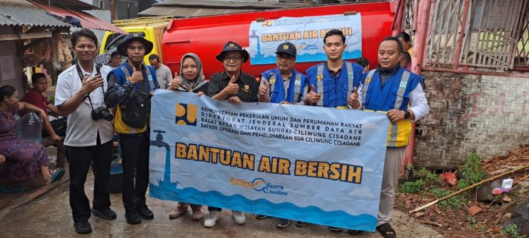 Kemarau Berkepanjangan, PUPR Melalui BBWSCC Keliling Distribusikan Air Bersih di 5 Kecamatan