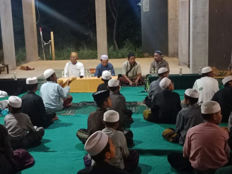 Pertahankan Hak, Ratusan Eks Karyawan PT Bostinco Doa Bersama Santri