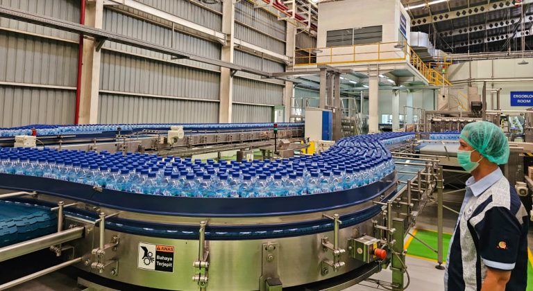 Pabrik AQUA Cianjur Produksi Air Minum Dalam Kemasan Sehat Berkualitas dari Sumber Air Pegunungan yang Murni dan Terlindungi 