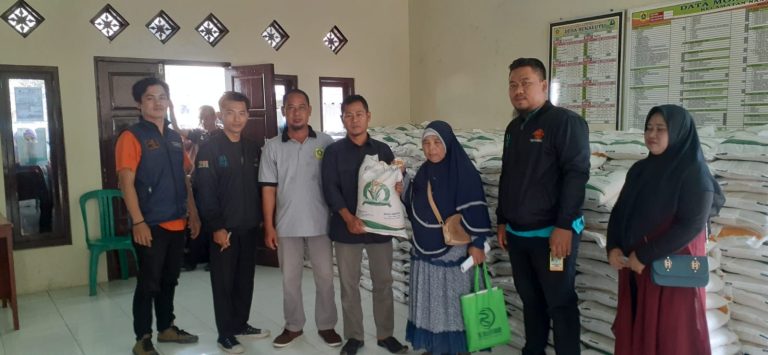 Ratusan Warga Sukaluyu Bersyukur Terima Bantuan Beras