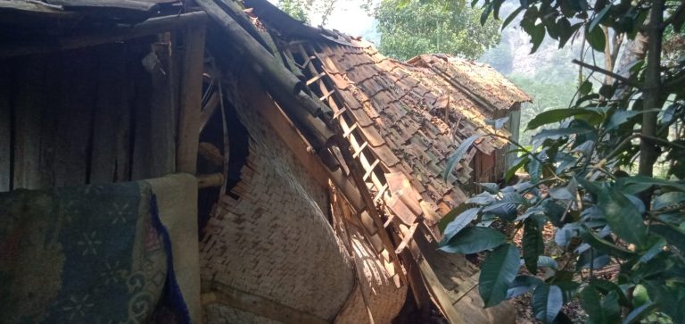 Kobong Bale Rombeng Roboh Diterjang Angin Kencang