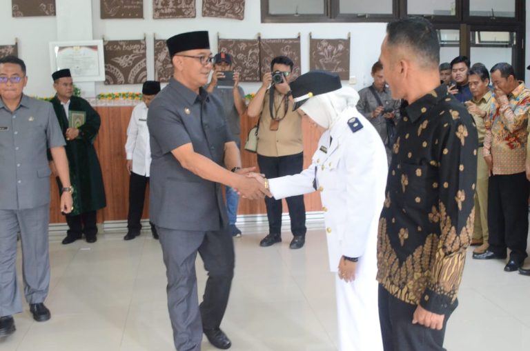 Usai Dilantik, Bupati Ingatkan Kades Citapen Jaga Demokrasi