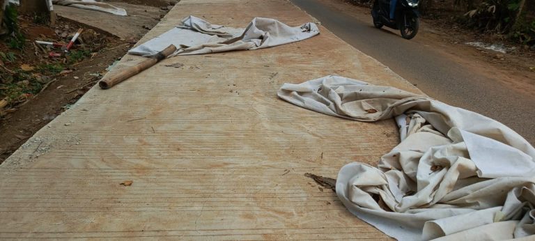 Keretakan Jalan Mengker-Gunung Batu Disorot Dewan Ini