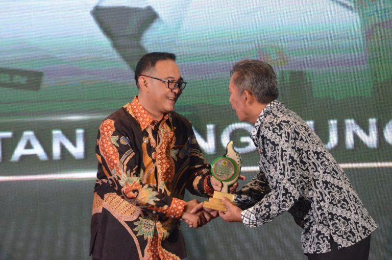 Camat Nanggung Ae Saepulloh Terima Penghargaan Pencapaian Pajak Daerah Tertinggi