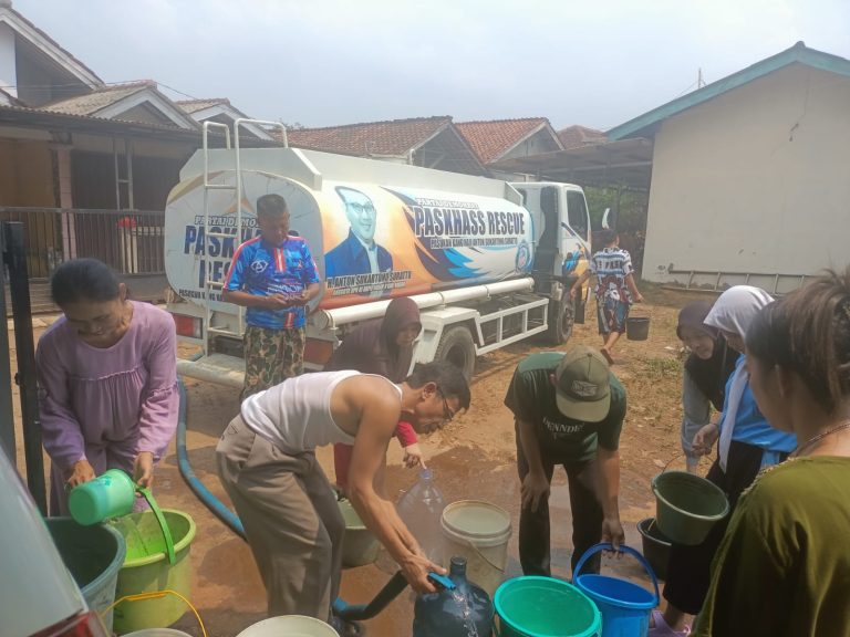 Kekurangan Air Bersih, Caleg DPRD Provinsi Jabar Saiful Amari Salurkan 5000 Liter Air Bersih Untuk Warga Cibeber