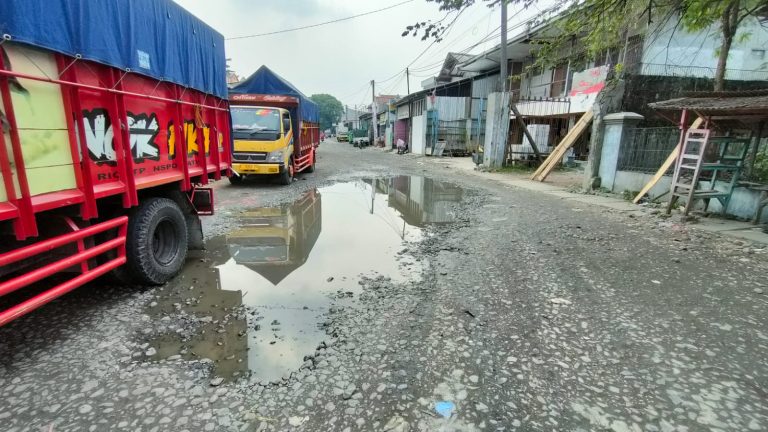 Ditelantarkan Pemdes, Perumda Tohaga, Serta UPT Jalan dan Jembatan Wilayah 4, Puluhan Tahun Jalan Belakang Pasar Leuwiliang Semakin Hancur