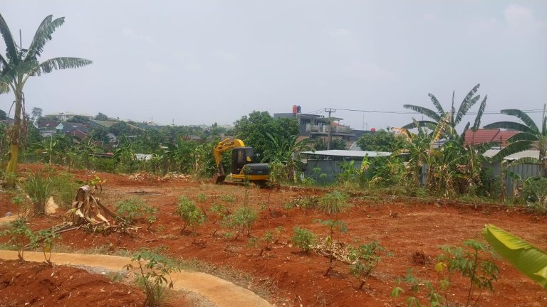 Masih Menjadi Keberatan Warga GBJ, Alat Berat Pembangunan Pasar Gunung Putri Dipaksa Masuk