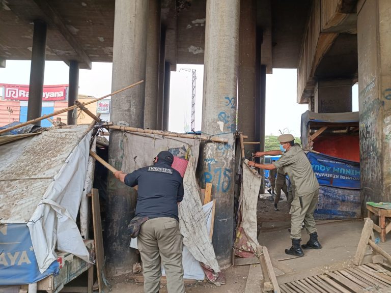 Satpol PP dan Pemcam Cileungsi Sapu PKL di Kolong Flyover Cileungsi