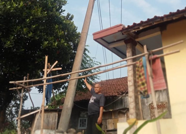 Tak Kunjung Diperbaiki, Warga Minta Tiang Listrik yang Miring Dipindahkan