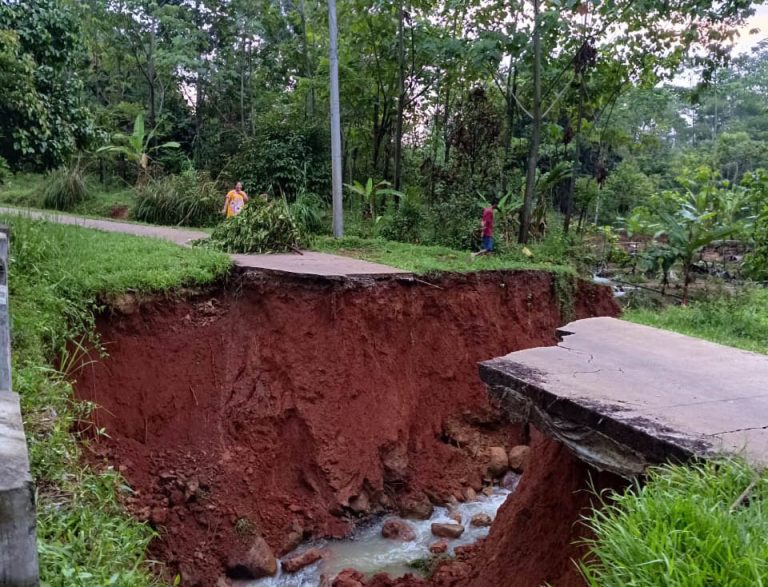 Desa Kalongliud Terdampak Hujan Deras dan Angin Kencang
