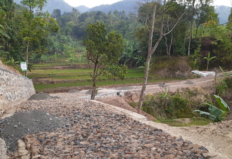 Warga Satu RT di Sukaluyu Kini tak Terisolasi, Pelebaran Jalan Rampung Dibangun