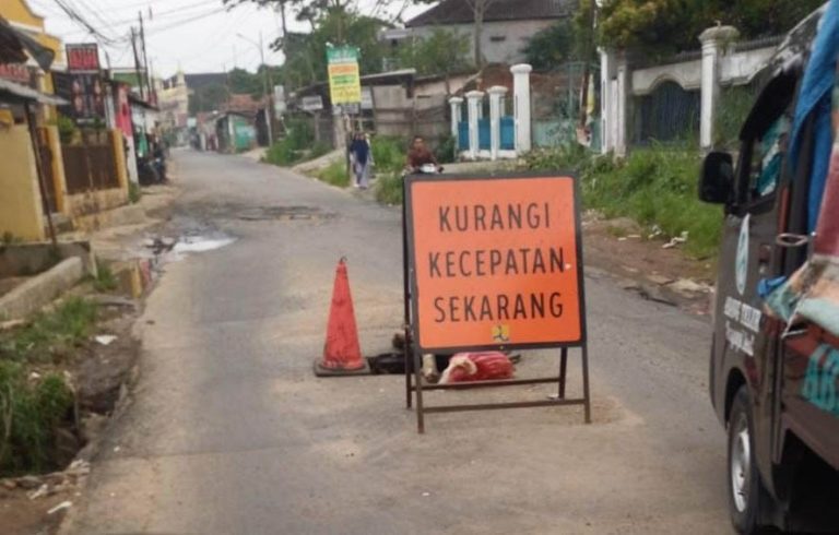 Jalan Milik Pemkab Bogor di Leuwiliang Nyaris Putus