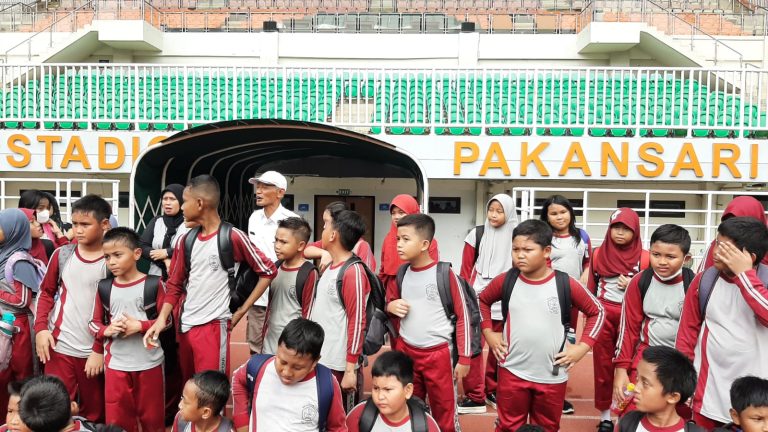 Ratusan Siswa SD Lakukan Tour Stadion Pakansari