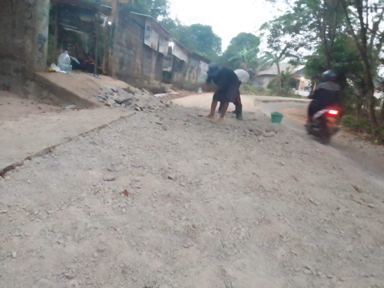 Retak-retak dan tak Layak, Adhimix Akhirnya Bongkar Beton Jalan Mengker – Gunung Batu