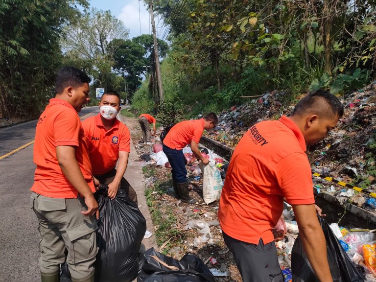 Pengendara Apresiasi Satpol PP Leuwisadeng Bersihkan Sampah di Kosol