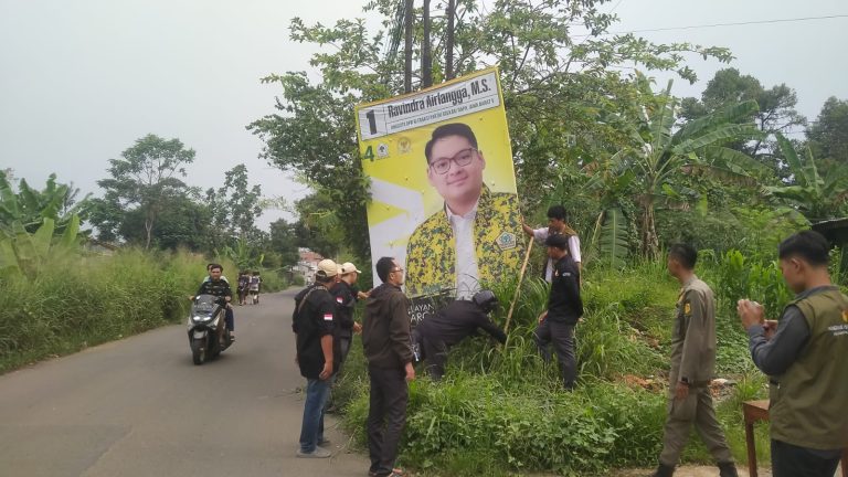 Langgar Aturan, Panwascam Pamijahan Bersihkan APK