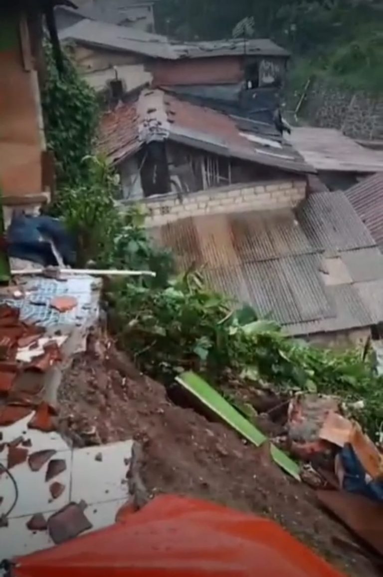 Mengkhawatirkan, Rumah di Menteng Nyaris Terbawa Longsor