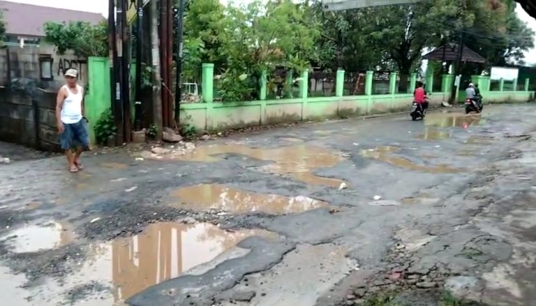 Imbas Proyek Tanpa Kajian, Jalan Rusak Dibiarkan Pembangunan Pasar Dipaksakan