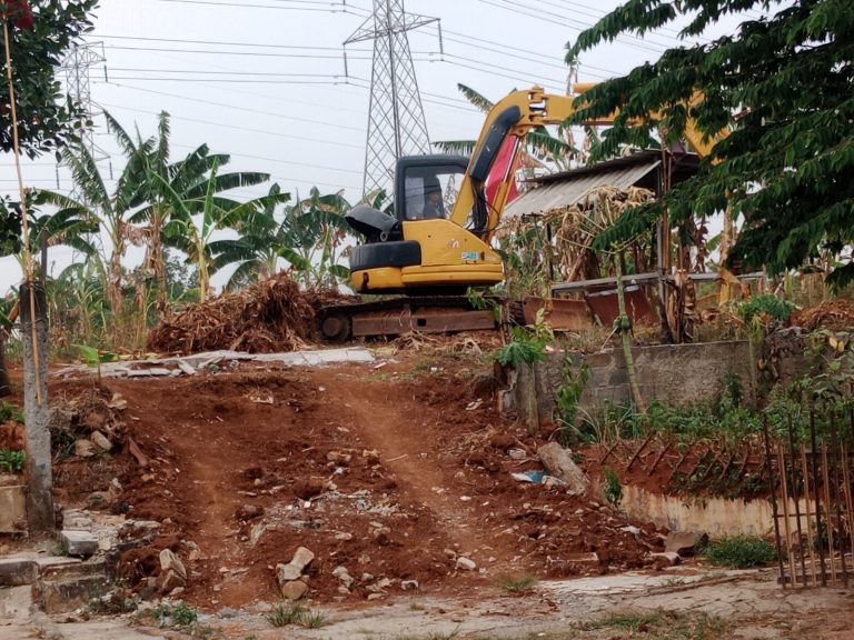 Gunakan Tanah Warga untuk Bedeng dan Lintasan Alat Berat Tanpa Izin, Kontraktor Pembangunan Pasar Gunung Putri Dinilai Sembrono