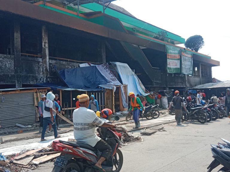 Pekerja Pembangunan Pasar Sementara Keluhkan Terganggu Aktivitas Pedagang dan Pengunjung