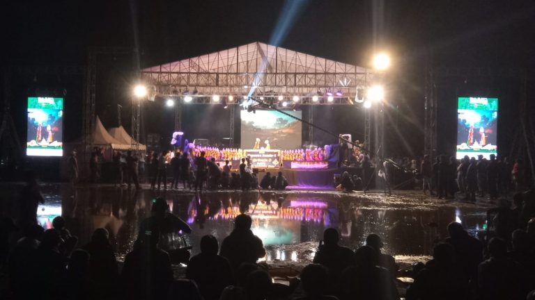 Ribuan Warga Penuhi Lapangan Cikeas Nagrak Hadiri Pagelaran Wayang Golek dan Bazar UMKM