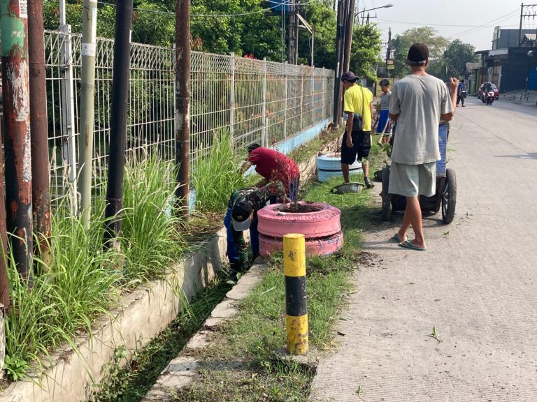 Bersihkan Lingkungan, Warga se-Desa Gunung Putri Adakan Kerja Bakti Massal