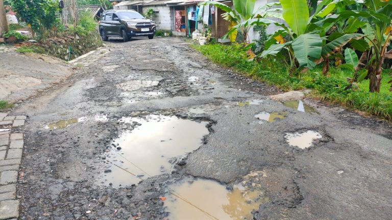 Jalan Penghubung Nanggung –Leuwililiang Dikeluhkan Pengguna Jalan