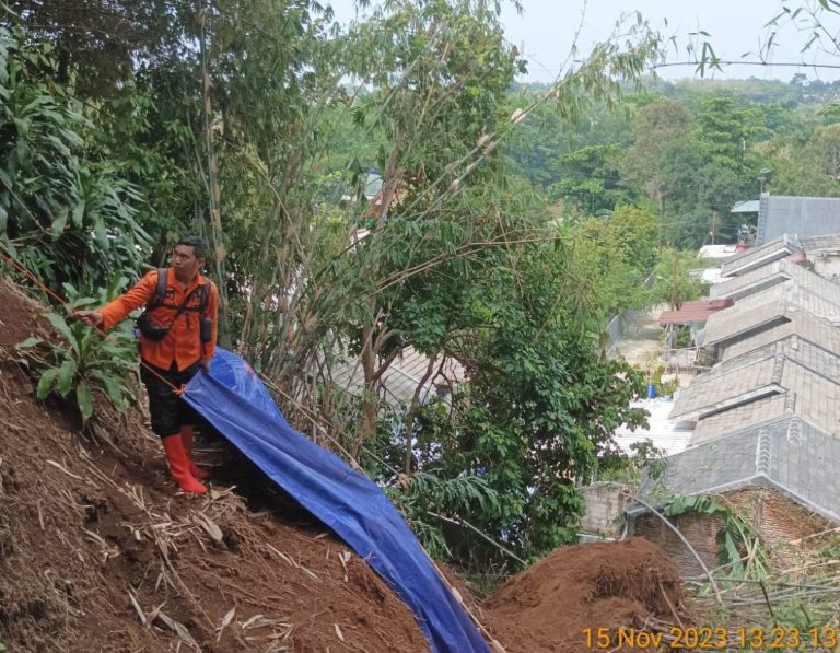 Intensitas Hujan Tinggi, Satu Rumah Tertimpa Pohon Akibat Longsor