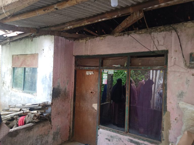 Tidak Dibantu Desa, Rumah Warga Pabangbon Ambruk