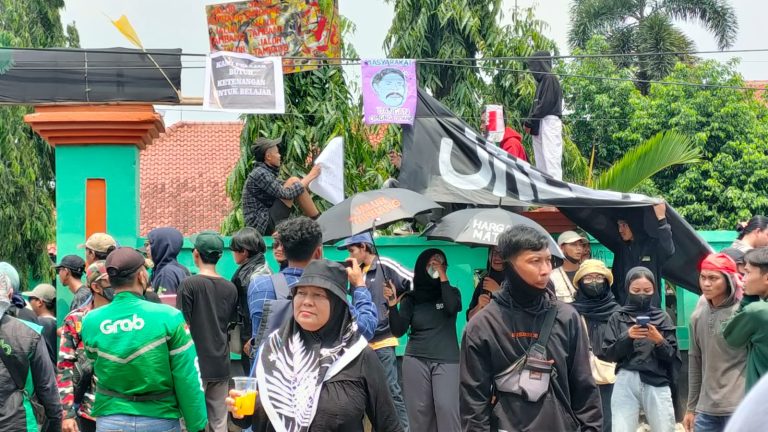 Warga Parungpanjang Demo, Desak Perbaikan Jalan Rusak, Pembuatan Jalur Tambang dan Penerapan Perbup 120