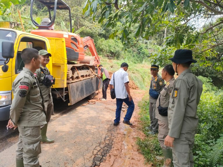 Akibat Longsor, Dua Bus Damri di Terminal Leuwiliang Hentikan Operasinya