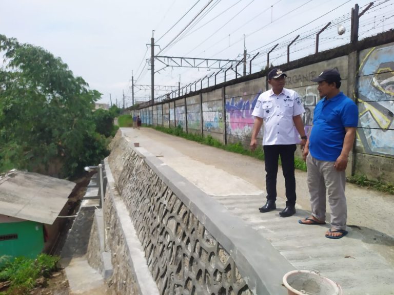 Kades Muchtar Sidak Pembangunan TPT Program Samisade di Cilebut Timur