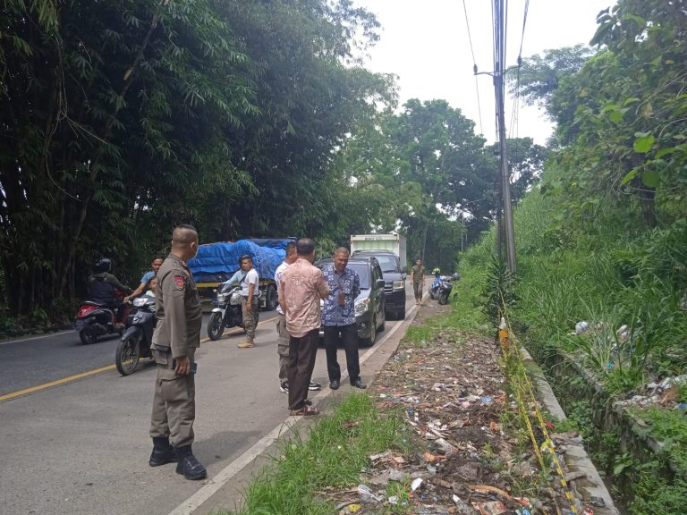 Jelang Hari Korpri ke-52, Pemcam Leuwisadeng Lakukan Aksi Bersih-bersih Sampah dan Tanam Ratusan Pohon